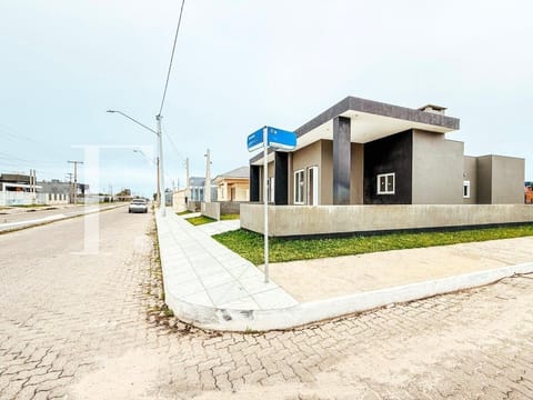 Casa com 100m², 3 dormitórios, 1 suíte, 1 vaga, no bairro Xangri-Lá em Xangri-Lá