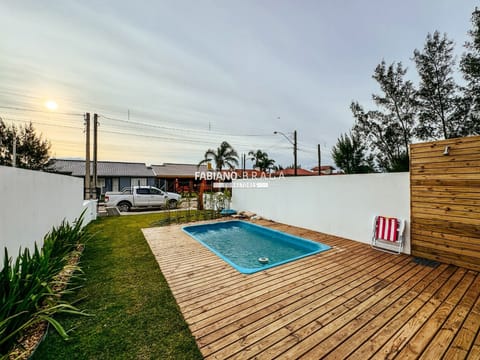 Casa com 155m², 3 dormitórios, 1 suíte, 2 vagas, no bairro Arpoador em Xangri-Lá