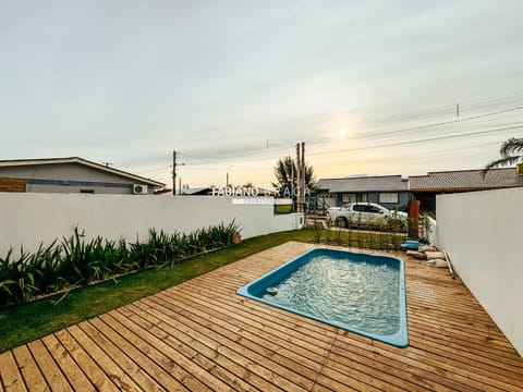 Casa com 155m², 3 dormitórios, 1 suíte, 2 vagas, no bairro Arpoador em Xangri-Lá