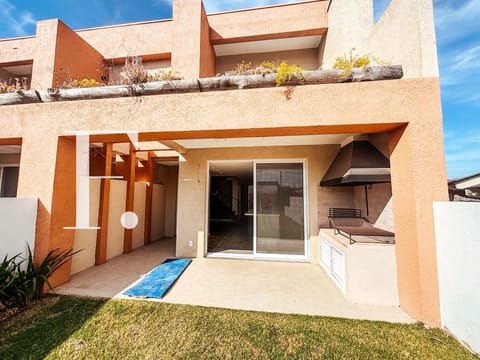 Casa com 155m², 3 dormitórios, 1 suíte, 2 vagas, no bairro Arpoador em Xangri-Lá