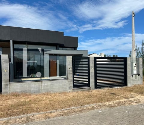 Casa com 124m², 3 dormitórios, 1 suíte, 1 vaga, no bairro Noiva do Mar em Xangri-Lá