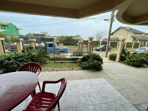 Duplex com 105m², 2 dormitórios, 1 suíte, 1 vaga, Condomínio Solar Inglês em Xangri-Lá