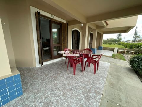 Duplex com 105m², 2 dormitórios, 1 suíte, 1 vaga, Condomínio Solar Inglês em Xangri-Lá