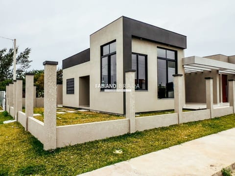 Casa com 75m², 2 dormitórios, 1 suíte, no bairro Noiva do Mar em Xangri-Lá