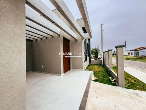 Casa com 75m², 2 dormitórios, 1 suíte, 1 vaga, no bairro Noiva do Mar em Xangri-Lá