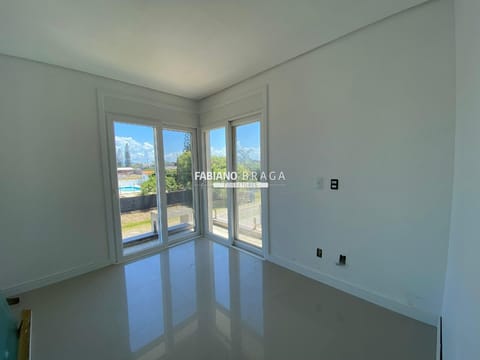 Casa com 107m², 3 dormitórios, 1 suíte, 1 vaga, Residencial Isabella || em Xangri-Lá