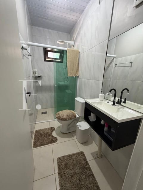 Casa com 105m², 2 dormitórios, 1 suíte, 1 vaga, no bairro Arpoador em Xangri-Lá