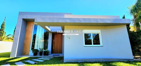 Casa com 165m², 3 dormitórios, 2 suítes, 2 vagas, no bairro Atlântida em Xangri-Lá