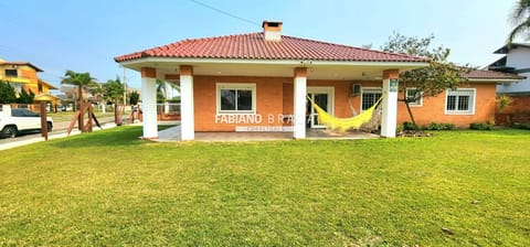 Casa com 190m², 4 dormitórios, 1 suíte, 2 vagas, no bairro Centro em Xangri-Lá