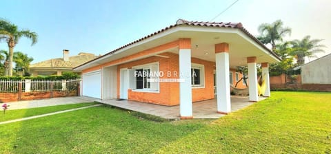 Casa com 190m², 4 dormitórios, 1 suíte, 2 vagas, no bairro Centro em Xangri-Lá
