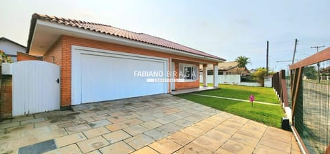 Casa com 190m², 4 dormitórios, 1 suíte, 2 vagas, no bairro Centro em Xangri-Lá