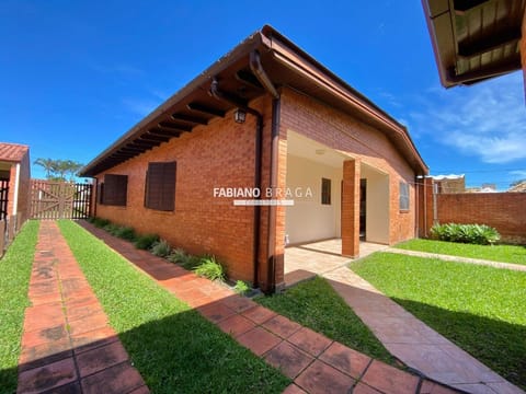 Casa com 159m², 3 dormitórios, 1 suíte, 2 vagas, no bairro Centro em Xangri-Lá