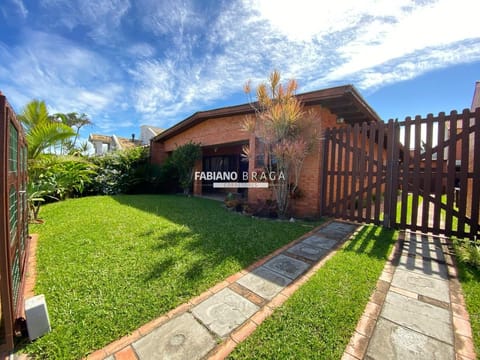 Casa com 159m², 3 dormitórios, 1 suíte, 2 vagas, no bairro Centro em Xangri-Lá