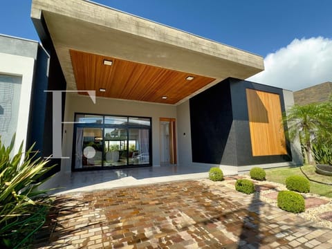Sobrado com 228m², 4 dormitórios, 4 suítes, 2 vagas, Sea Coast em Xangri-Lá