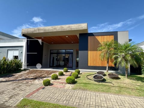 Sobrado com 228m², 4 dormitórios, 4 suítes, 2 vagas, Sea Coast em Xangri-Lá
