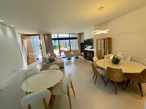 Sobrado com 228m², 4 dormitórios, 4 suítes, 2 vagas, Sea Coast em Xangri-Lá