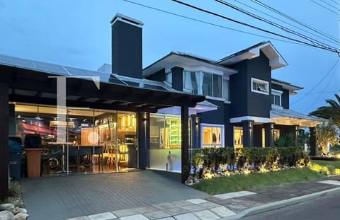 Casa Condomínio com 300m², 4 dormitórios, 4 suítes, 2 vagas, Condado de Capão em Capão da Canoa