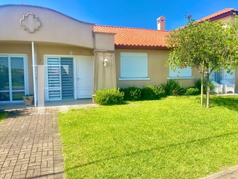 Casa Condomínio com 70m², 3 dormitórios, 1 suíte, 2 vagas, Casa Hermosa em Xangri-Lá