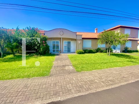 Casa Condomínio com 70m², 3 dormitórios, 1 suíte, 2 vagas, Casa Hermosa em Xangri-Lá