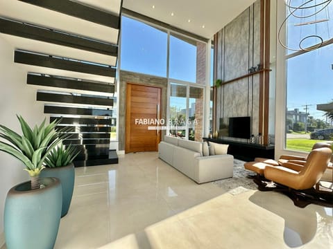 Sobrado com 230m², 4 dormitórios, 4 suítes, 2 vagas, Capão Ilhas Resort em Capão da Canoa