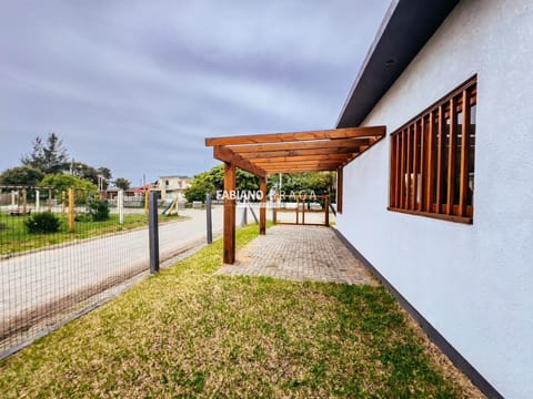 Casa com 65m², 2 dormitórios, 1 suíte, 2 vagas, no bairro Rainha do Mar em Xangri-Lá