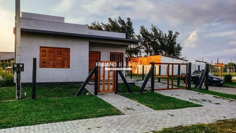 Casa com 65m², 2 dormitórios, 1 suíte, 2 vagas, no bairro Rainha do Mar em Xangri-Lá