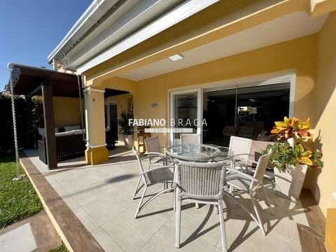 Sobrado com 136m², 3 dormitórios, 1 suíte, 2 vagas, Villas Resort em Xangri-Lá