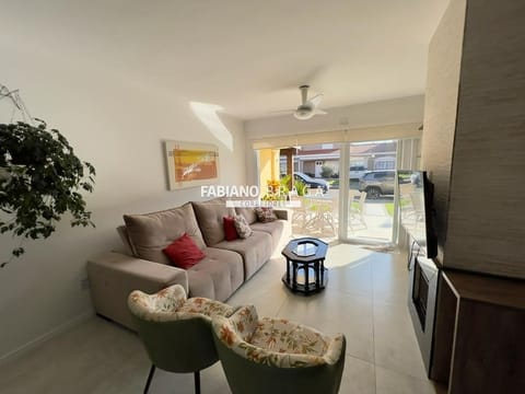 Sobrado com 136m², 3 dormitórios, 1 suíte, 2 vagas, Villas Resort em Xangri-Lá