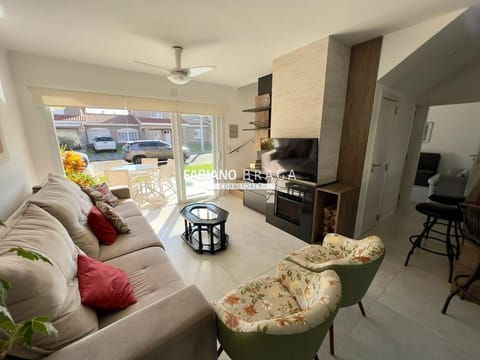 Sobrado com 136m², 3 dormitórios, 1 suíte, 2 vagas, Villas Resort em Xangri-Lá