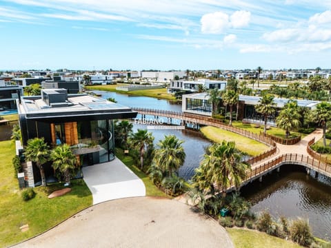 Sobrado com 490m², 6 dormitórios, 6 suítes, 2 vagas, Sense em Xangri-Lá