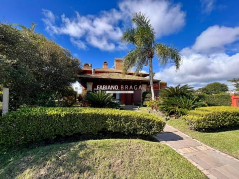 Casa com 471m², 5 dormitórios, 3 suítes, 2 vagas, no bairro Atlântida em Xangri-Lá