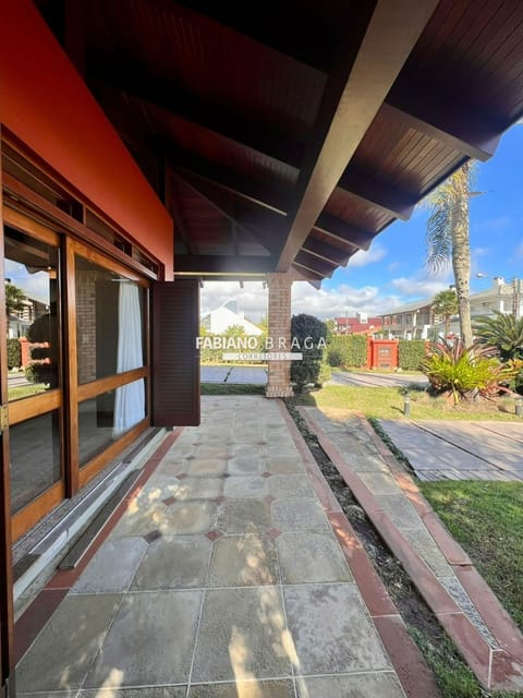 Casa com 471m², 5 dormitórios, 3 suítes, 2 vagas, no bairro Atlântida em Xangri-Lá