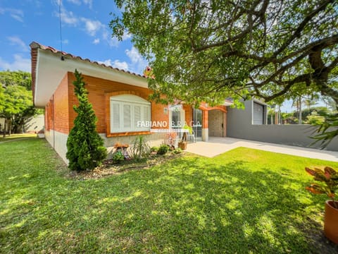 Casa com 195m², 5 dormitórios, 1 suíte, 3 vagas, no bairro Rainha do Mar em Xangri-Lá