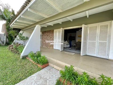 Casa com 218m², 3 dormitórios, 3 suítes, 2 vagas, no bairro Atlântida em Xangri-Lá