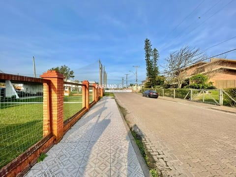 Casa com 218m², 3 dormitórios, 3 suítes, 2 vagas, no bairro Atlântida em Xangri-Lá