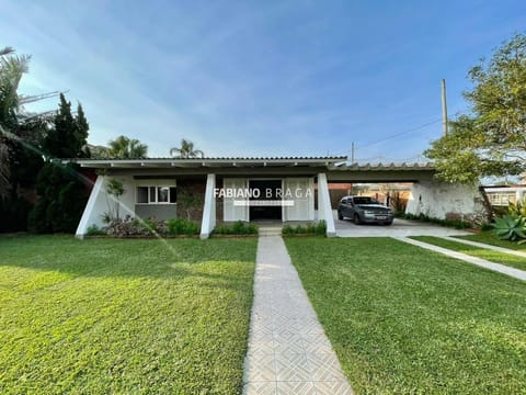 Casa com 218m², 3 dormitórios, 3 suítes, 2 vagas, no bairro Atlântida em Xangri-Lá