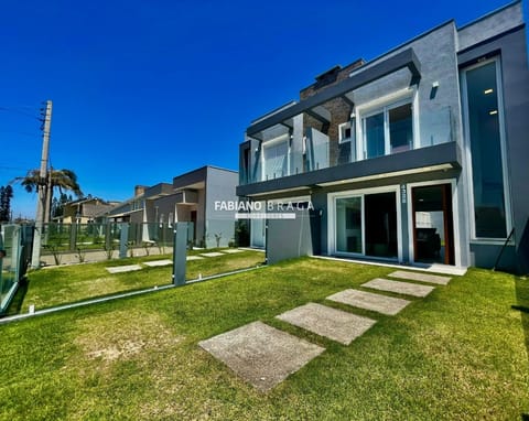 Casa com 101m², 3 dormitórios, 1 suíte, 1 vaga, no bairro Arpoador em Xangri-Lá