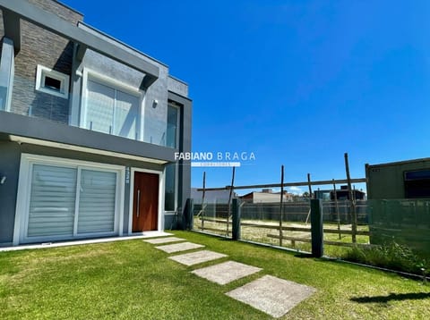 Casa com 101m², 3 dormitórios, 1 suíte, 1 vaga, no bairro Arpoador em Xangri-Lá