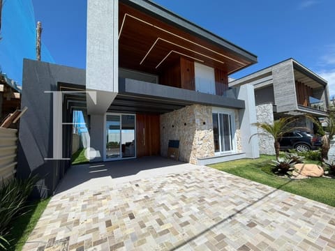 Sobrado com 244m², 4 dormitórios, 4 suítes, 2 vagas, Amare Home Resort em Xangri-Lá