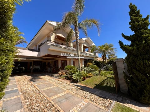 Casa com 352m², 4 dormitórios, 2 suítes, 2 vagas, no bairro Atlântida em Xangri-Lá