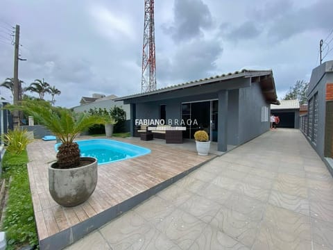 Casa com 165m², 3 dormitórios, 1 suíte, 2 vagas, no bairro Centro em Xangri-Lá