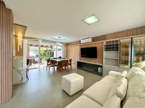 Sobrado com 228m², 4 dormitórios, 3 suítes, 2 vagas, Las Palmas em Xangri-Lá