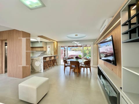 Sobrado com 228m², 4 dormitórios, 3 suítes, 2 vagas, Las Palmas em Xangri-Lá