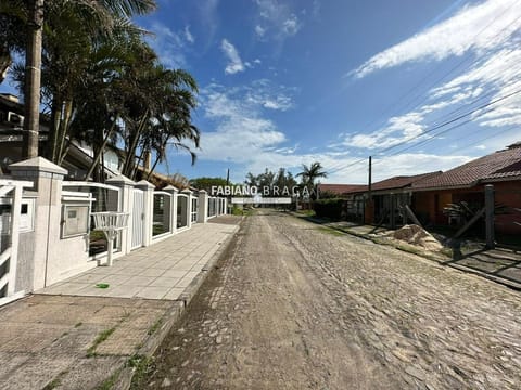 Casa com 134m², 4 dormitórios, 2 suítes, 2 vagas, no bairro Centro em Xangri-Lá