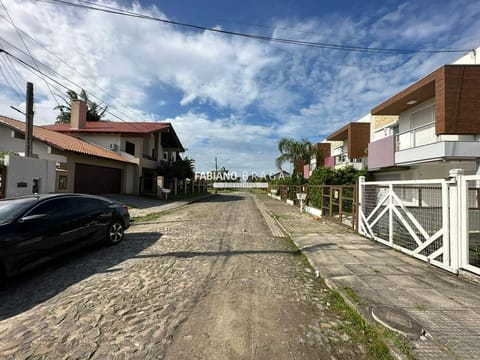 Casa com 134m², 4 dormitórios, 2 suítes, 2 vagas, no bairro Centro em Xangri-Lá