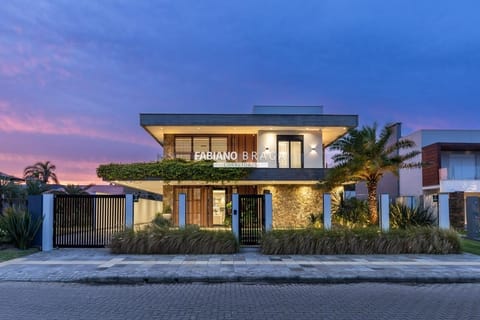 Casa com 428m², 5 dormitórios, 4 suítes, 2 vagas, no bairro Atlântida em Xangri-Lá