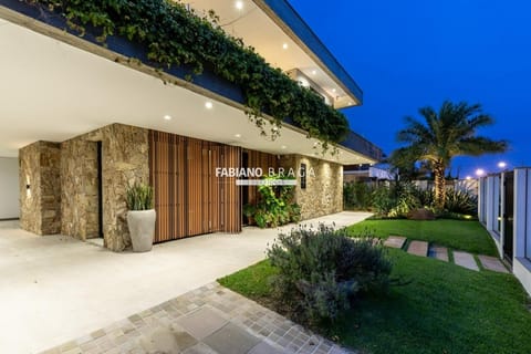 Casa com 428m², 5 dormitórios, 4 suítes, 2 vagas, no bairro Atlântida em Xangri-Lá