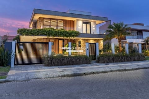 Casa com 428m², 5 dormitórios, 4 suítes, 2 vagas, no bairro Atlântida em Xangri-Lá