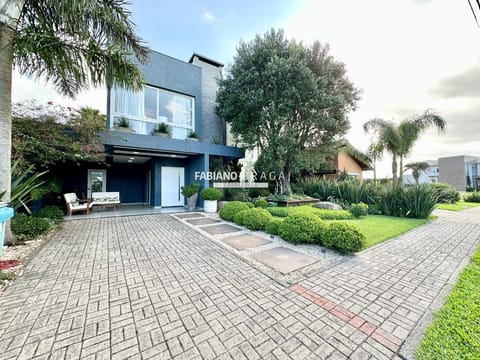 Sobrado com 289m², 4 dormitórios, 4 suítes, 2 vagas, Sea Coast em Xangri-Lá
