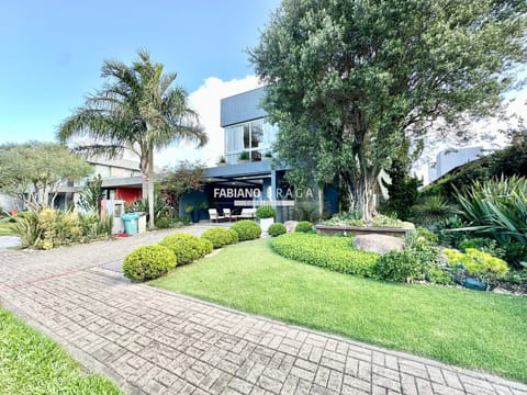 Sobrado com 289m², 4 dormitórios, 4 suítes, 2 vagas, Sea Coast em Xangri-Lá